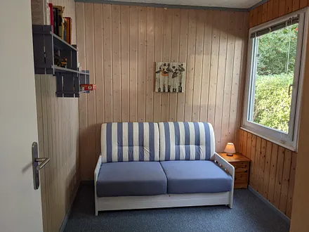 zweites Schlafzimmer / Kinderzimmer mit einzeln ausziehbarer Couch und Kleiderschrank. Alternativ bietet der Raum Platz für 2 Babyreisebetten