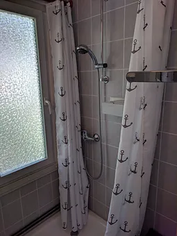 Bad mit Dusche, WC und Waschbecken