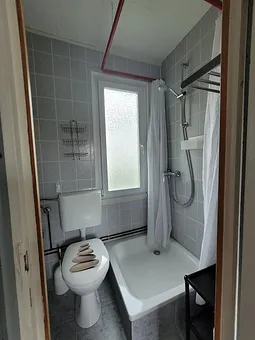 Bad mit Dusche, WC und Waschbecken