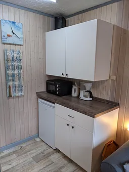 Wohnbereich mit offener Küche, Kühlschrank, Mini-Backofen, Kaffeemaschine, Toaster, etc.
