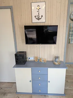 Drehbarer Flat-TV und Radio