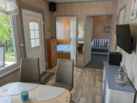 Eingangsbereich und Blick in die Schlafzimmer und Wohnbereich 