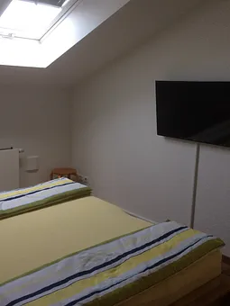 Schlafzimmer mit Fernseher 