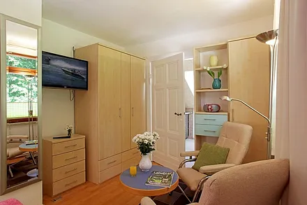 Wohn- und Schlafbereich mit Doppelbett