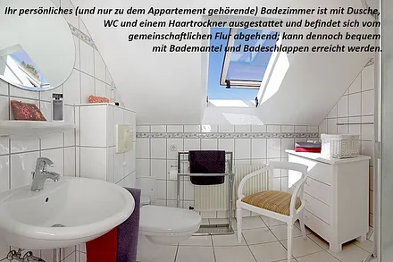 Bad mit Dusche (über den gemeinschaftlichen Flur erreichbar)