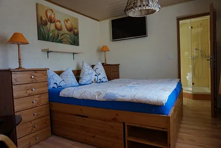 Hier ist der Wohn- und Schlafraum mit zusätzlichen Stauraum in den drei großen Schubkästen des Bettes.