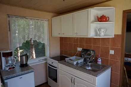 Die Küche mit Herd und Kühlschrank.