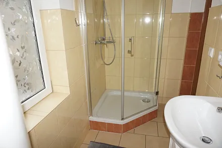 zu dem Bad von Bild 3 noch die Dusche