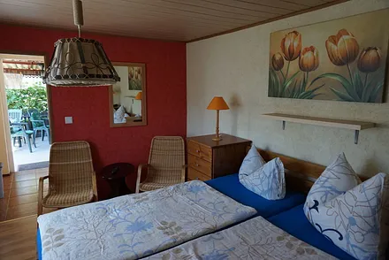 Hier ist nochmals der Wohn- Schlafraum mit der kleinen Sitzecke.