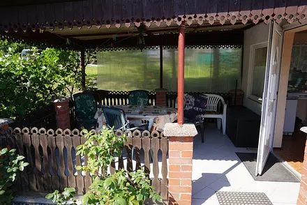 Zum Schluss noch die großzügige Terrasse.