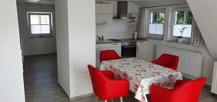 Die Essecke mit Blick auf Küchenzeile