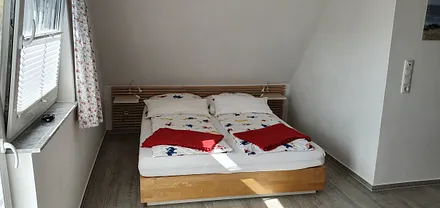 Der Schlafbereich mit Doppelbett 1,60m breit  und Fliegengitter