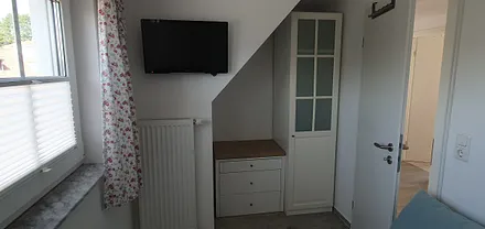 2. Zimmer mit  LED-TV 24" und Fliegengitter