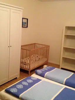 Schlafzimmer 1 mit zusätzlichem Kinderbettchen
