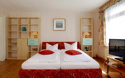 Wohn- und Schlafbereich mit Doppelbett