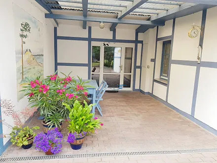 Eingang mit überdachter Terrasse 