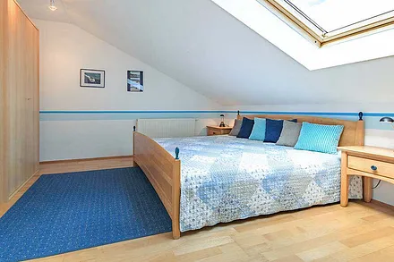 Schlafzimmer mit Doppelbett