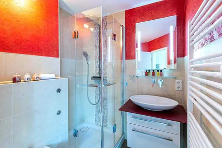 Badezimmer mit Dusche