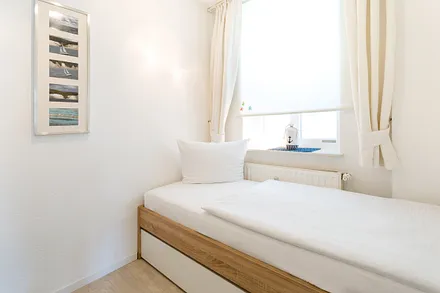 Kinder-Schlafzimmer mit Einzelbett zum Ausziehen für 2 Personen