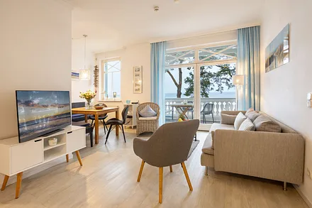 Gesamtansicht und Zugang Balkon