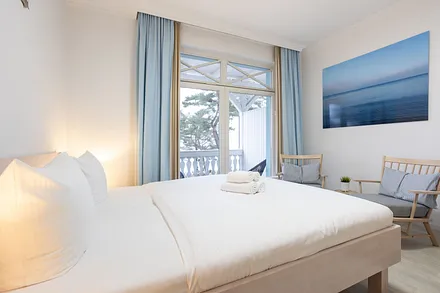 Schlafzimmer mit Zugang Balkon