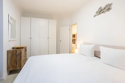 Schlafzimmer mit viel Stauraum