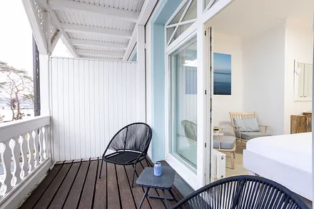 Schlafzimmer mit Zugang Balkon mit Meerblick