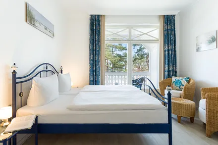 Schlafzimmer und Zugang zum Balkon