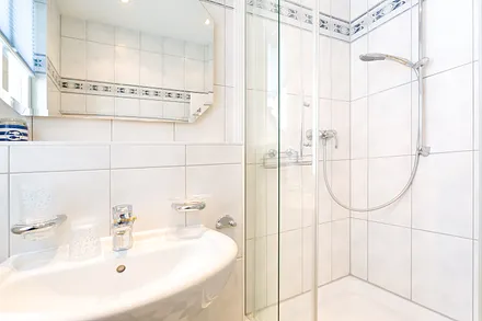 Badezimmer mit Glasdusche
