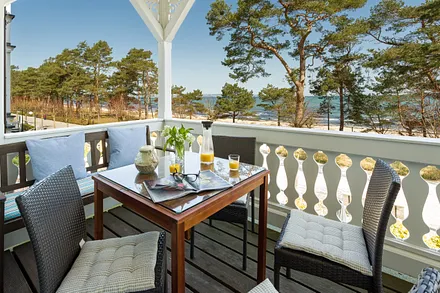 großer Balkon mit Meerblick