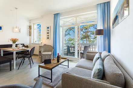 Wohnraum mit Ostseeblick und Zugang Balkon