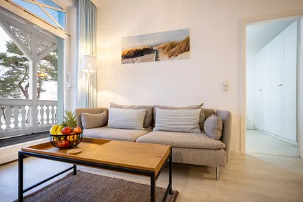Couch und Zugang Balkon