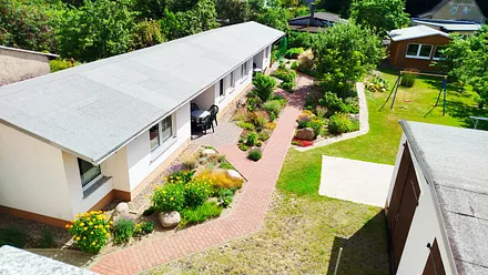 Blick vom Wohnraum in unseren Garten