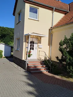 über dem Eingang ist die Küche