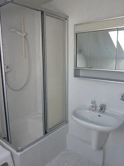 Bad mit Dusche und Fenster