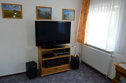 TV (Kabel) und Stereoanlage im Wohnraum