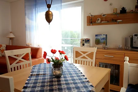 Direkter Zugang zur Terrasse. Bodentiefe Fenster.