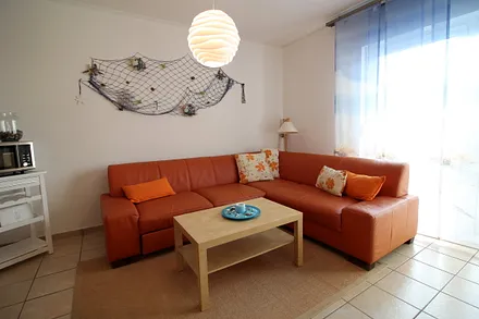 Die bequeme Couch lädt zum Entspannen ein.