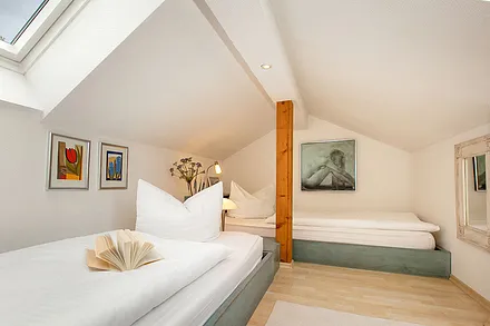 Auf der Schlafempore stehen zwei Einzelbetten für Sie bereit.