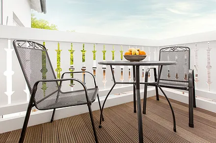 Der schöne, sonnige Balkon mit Holzballustrade im Bäderstil schaut nach Südwesten.