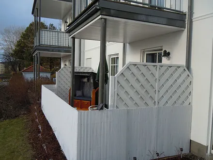 Die große Terrasse ist mit Sitzmöbeln und einem Strandkorb ausgestattet. Grillmöglichkeit ist auch vorhanden.
