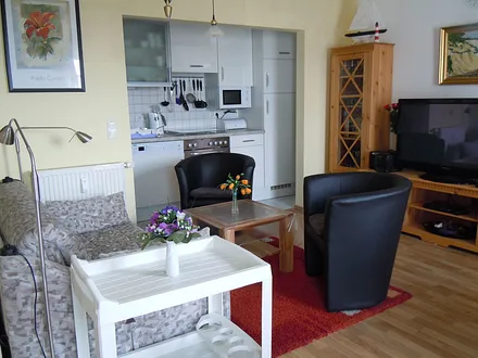 Wohnbereich mit Blick auf die offene Küche