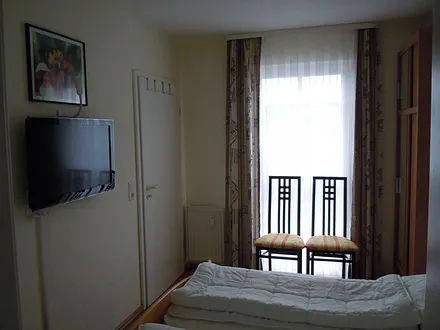 Im Schlafzimmer befindet sich ein zweiter Flachbild-Fernseher