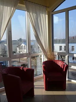 Wintergarten mit Blick auf die Strasse