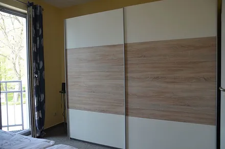 viel Stauraum im Schlafzimmer