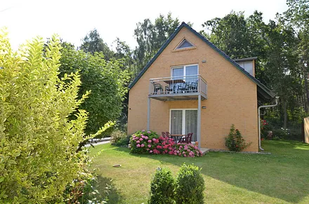 Zu jeder Wohnung gehört ein PKW-Stellplatz , die Fahrräder können auf dem Grundstück abgestellt werden. Alle unsere Wohnungen sind für Allergiker Zertifiziert und ausgestattet