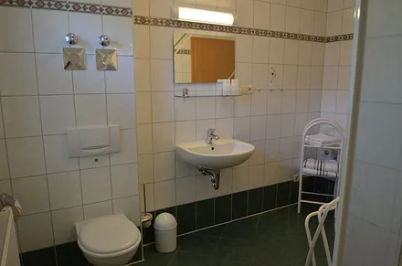 gr. Bad mit Fussbodenheizung  ,Fenster , Dusche und Fön