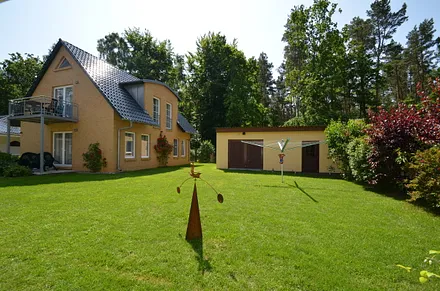  Wohnung Nr 1 und 2 / Eingang . Unsere Wohnungen liegen sehr zentral im Ortskern alles ist mit kurzen Wegen ohne Auto erreichbar. es ist trotzdem sehr ruhig !!. 