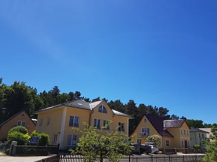 Der Lange Feinsandigestrand ist nur 500m entfernt, Bäcker, Suppermarkt usw 5 Minuten , Ansicht unsere Ferienhäuser Igelbau 14 und 12 !!!