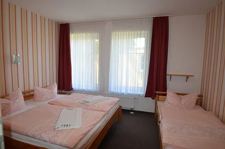 SZ Wohnung Nr 2 ein gr Doppelbett 1 Einzellbett , Kinderbett nach Absprache möglich , Kinderstuhl vorhanden